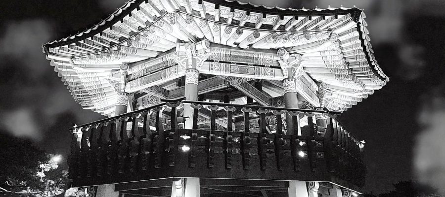 全知读者视角漫画世界观示意图，末日后的韩国首尔街头，蓝紫色系统界面浮现于空中，化身们在废墟间战斗求生，画面宏大壮阔